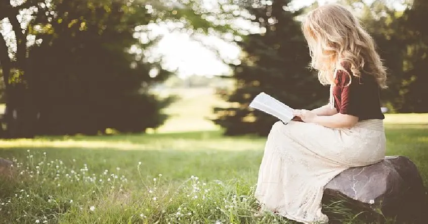 Đối đãi với thị phi: nghe không để tâm, nhìn không vướng mắc