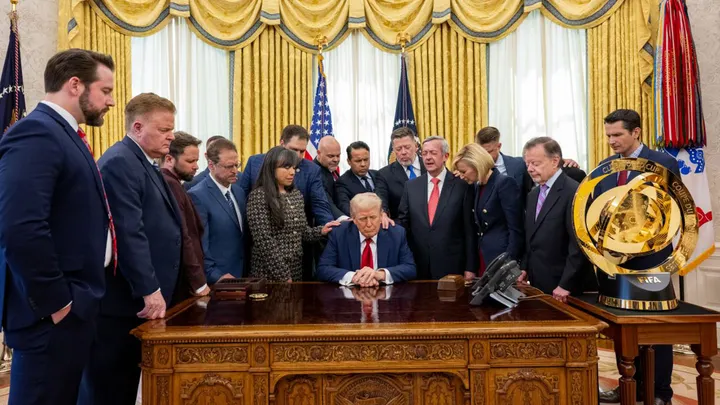 Tổng thống Donald Trump được nhìn thấy đang cầu nguyện cùng các nhà lãnh đạo tôn giáo tại Phòng Bầu dục của Nhà Trắng ở Washington, DC, vào thứ Tư. (Nhà Trắng)