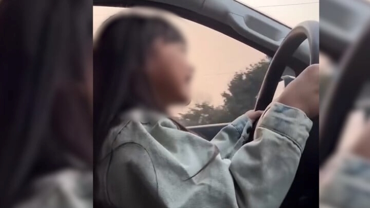 Vụ để con gái cầm vô lăng lái ô tô chạy 60km/h: Lời khai bất ngờ của người bố