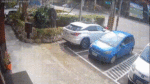 Xe Lexus đang đỗ bị hố tử thần 'nuốt chửng'