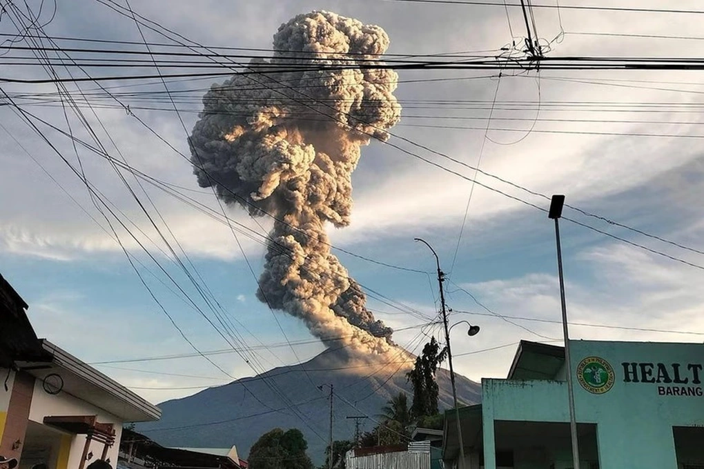 Núi lửa Philippines phun trào, nhả khói cao 4.000 m