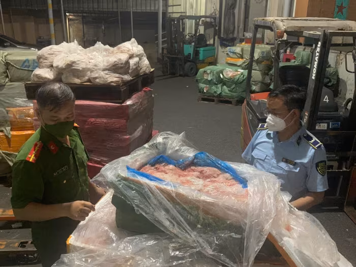 Phát hiện hơn 7 tấn 'thực phẩm bẩn' trứng non, tràng lợn đông lạnh ở Hà Nội