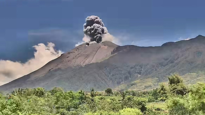 Núi lửa Philippines phun trào, nhả cột khói cao 4.500 m