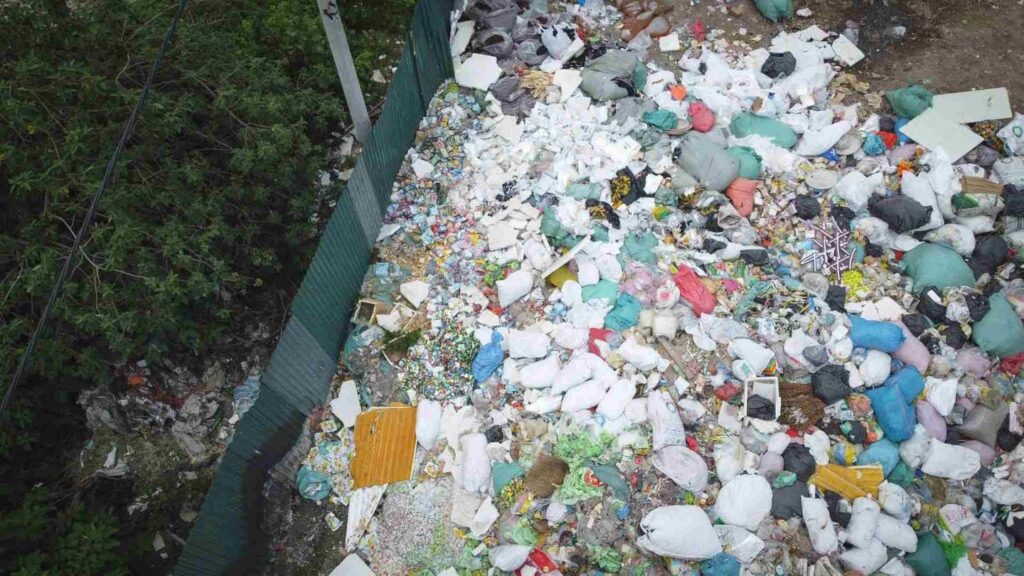 Núi rác bánh kẹo khổng lồ xuất hiện tại “thủ phủ” bánh kẹo La Phù, huyện Hoài Đức, Thành phố Hà Nội. Ảnh: PV
