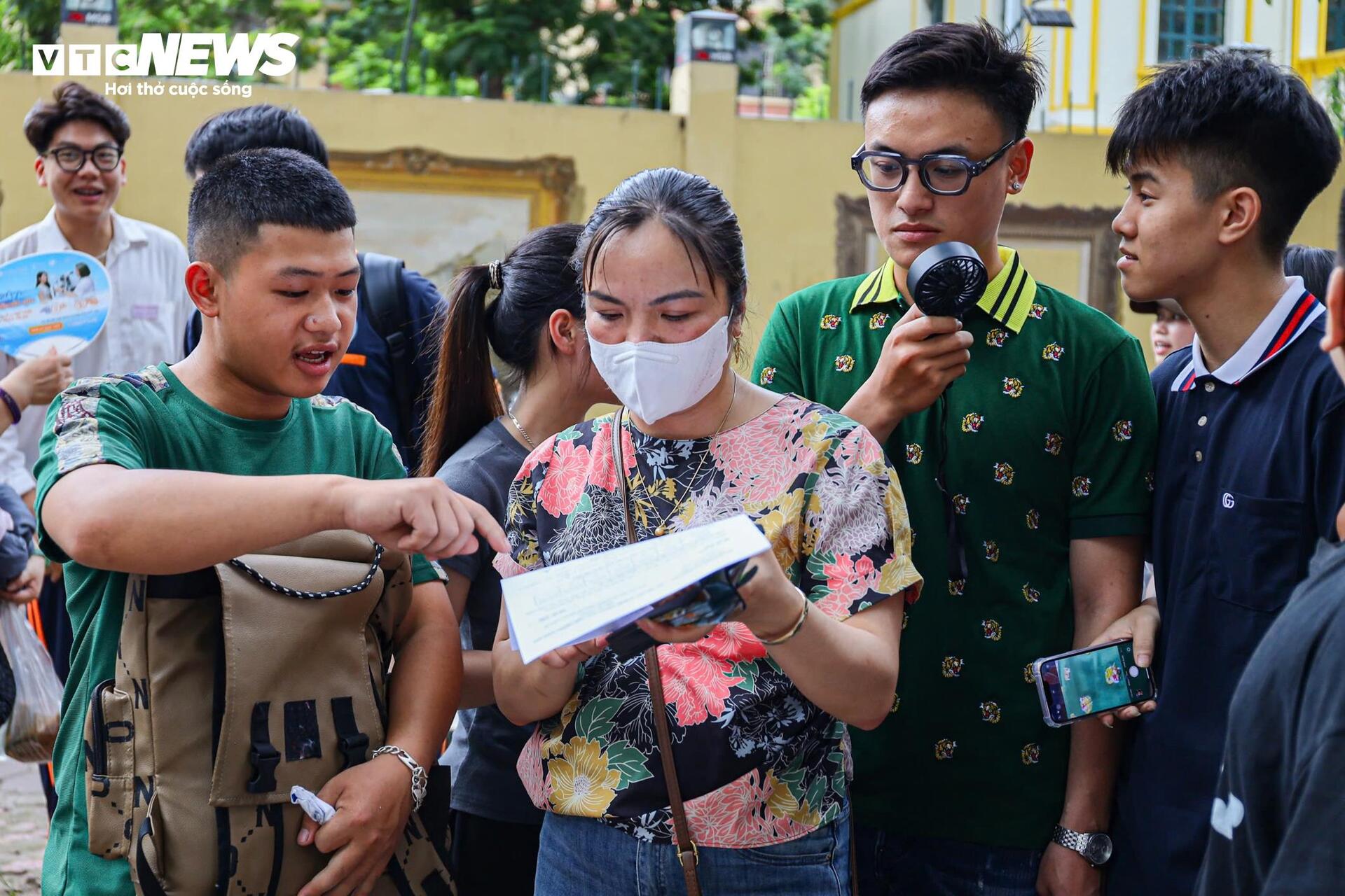 Thí sinh khóc thét với đề Toán mới, "đọc đề hết nửa thời gian"