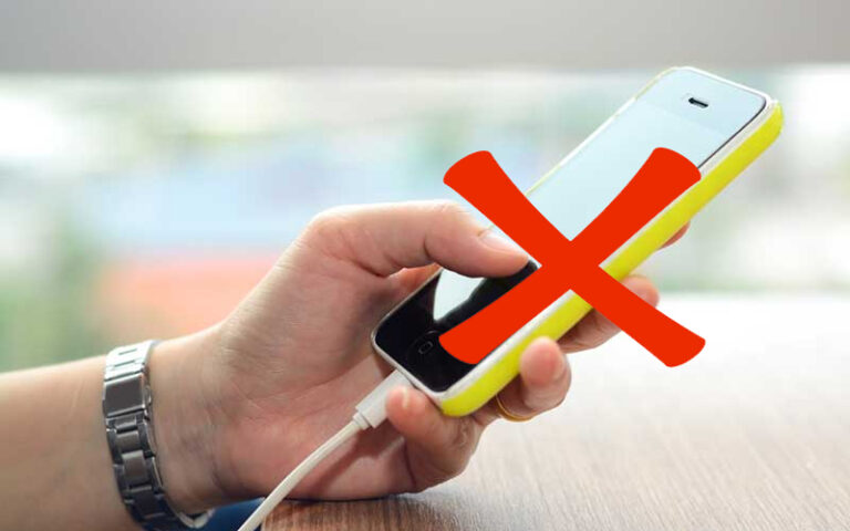 Bàn tay bị chẻ đôi do dùng điện thoại đang sạc