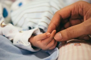 Bé gái 3 tháng tuổi bị người thân xâm hại, phải phẫu thuật khẩn trong đêm