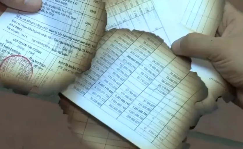 Công an làm việc với UBND phường về hàng loạt tài liệu bị đốt bên cạnh trụ sở trước ngày sáp nhập