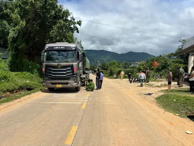 Đắk Lắk: Xe đầu kéo va chạm xe đạp điện, 2 cháu nhỏ tử vong tại chỗ