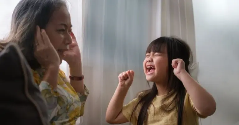 Tại sao trẻ càng lớn càng ương bướng?