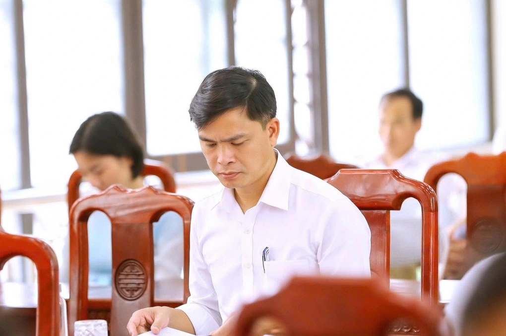 Cán bộ phường ở Bắc Ninh lao xuống hồ cứu cô gái lúc 5h