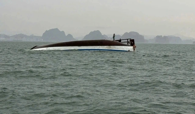 Lật tàu du lịch chở 53 người trên vịnh Hạ Long, nhiều nạn nhân mất tích