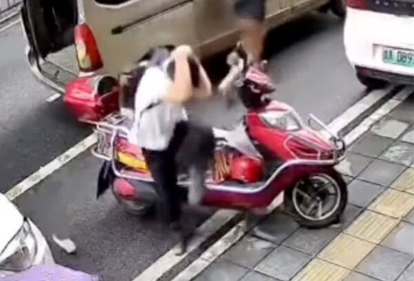 0,5 giây tử thần: Hai con dao nhà bếp “từ trên trời" rơi xuống người đi xe máy