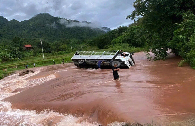 Mưa lũ chia cắt xã biên giới Nghệ An, nhiều hộ dân phải di dời