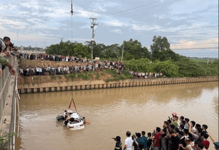 Vụ ô tô tông 2 xe máy rồi lao xuống sông ở Nghệ An: 3 người chết, 4 người bị thương