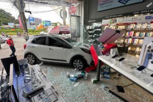 Nữ tài xế điều khiển ô tô lao thẳng vào cửa hàng bán điện thoại ở Đồng Nai