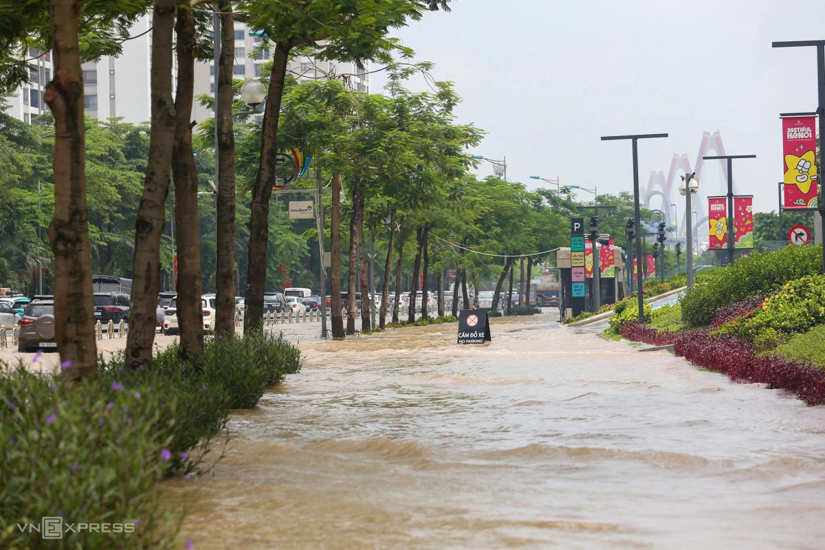 Hai ngày sau mưa lớn, Hà Nội còn điểm ngập sâu nửa mét