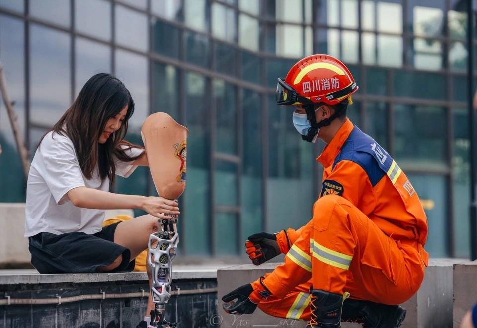 Chuyện tình “3 lần được cứu sống” của cô gái một chân và chàng lính cứu hoả điển trai