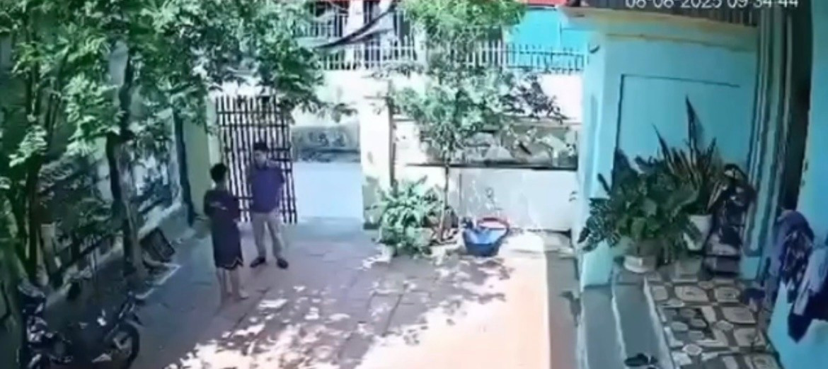 Nam sinh bị thủng màng nhĩ sau khi bị thầy giáo đến tận nhà đánh