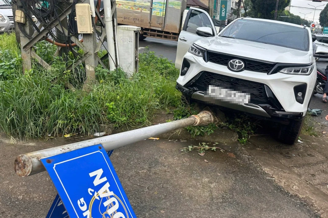 Gia Lai: Người dân phá kính, cứu tài xế nghi bị đột quỵ trong ô tô