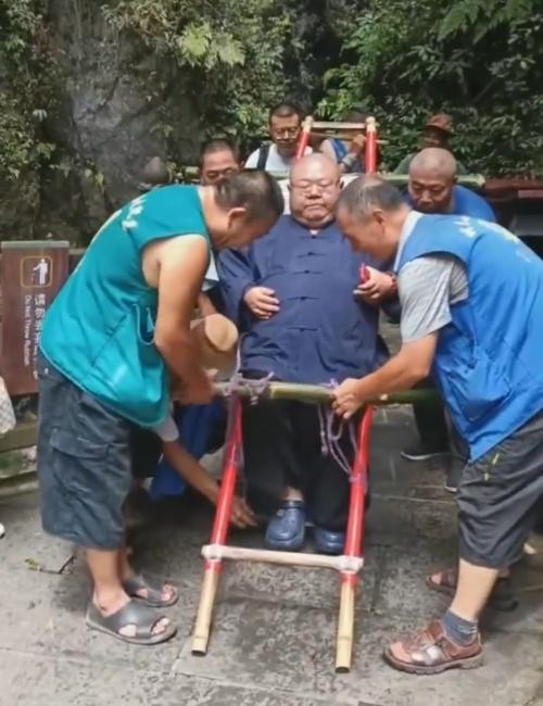 Du khách 130kg chi hơn 80 triệu đồng thuê 9 người khiêng lên núi ngắm cảnh