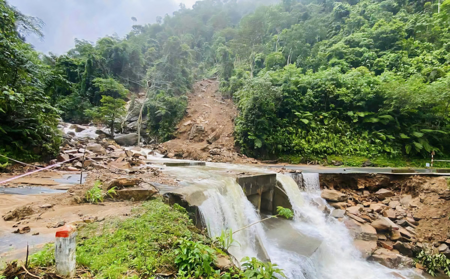 Mưa lớn gây sạt lở, nhiều tuyến đường giao thông Tuyên Quang bị chia cắt