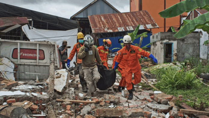 Indonesia: Động đất 6,0 độ Richter rung chuyển đảo Sulawesi, hàng chục người bị thương