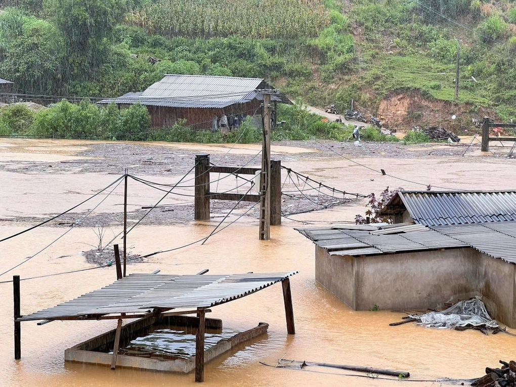 Mưa lũ cuốn trôi 3 người ở Lào Cai