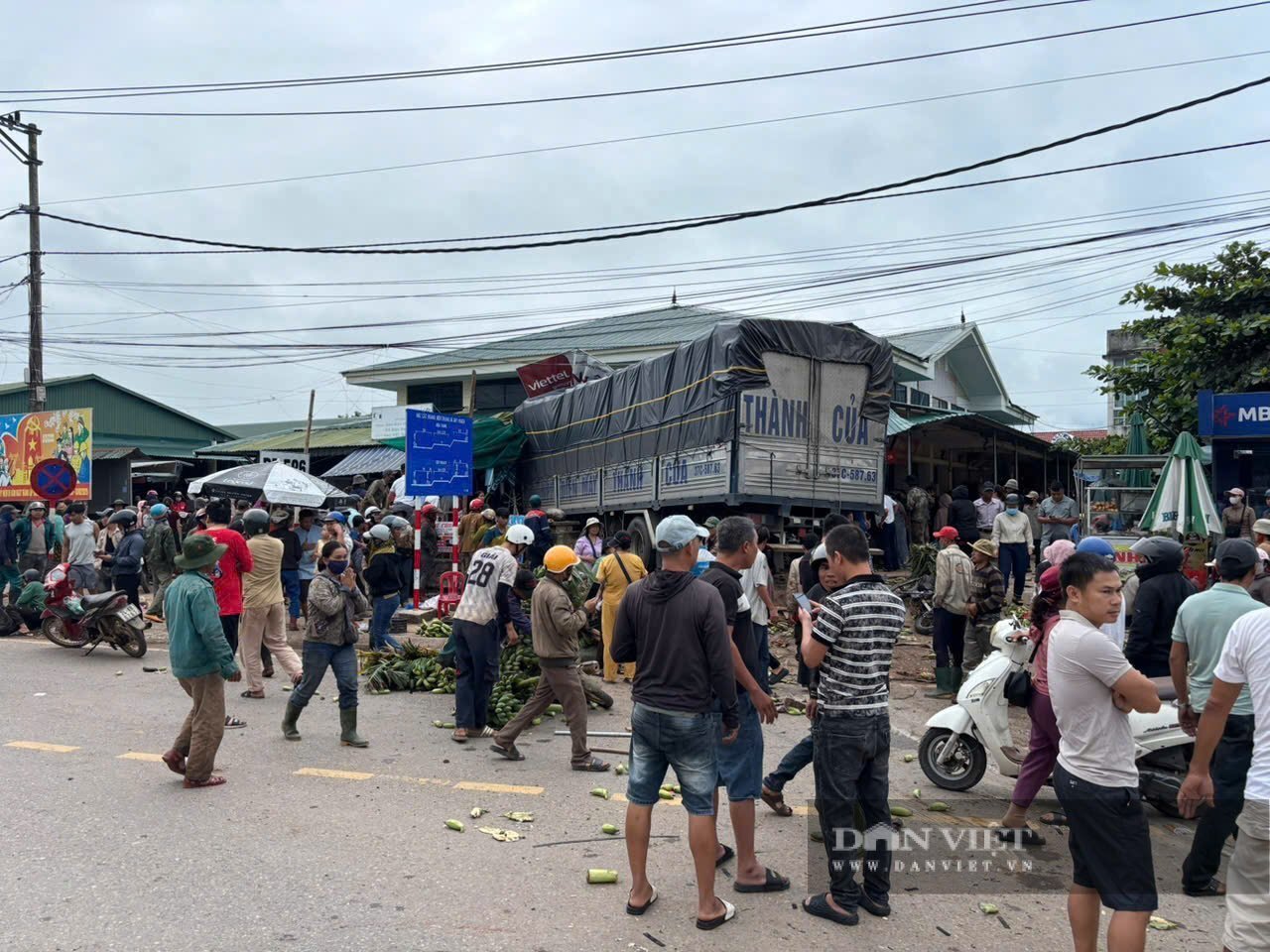 Kinh hoàng vụ xe tải lao vào chợ chuối Tân Long, Quảng Trị làm 3 người tử vong, 3 người bị thương