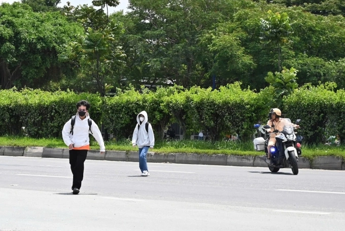 Nhiều người ở TP HCM bị phạt vì đi bộ sang đường sai quy định