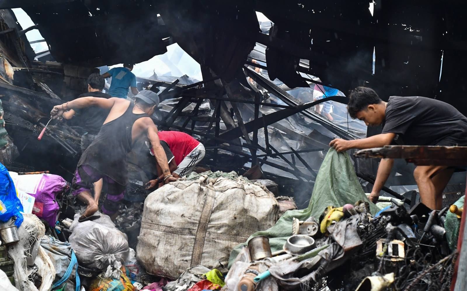 Hỏa hoạn lớn thiêu rụi hàng trăm ngôi nhà tại thủ đô Manila, Philippines