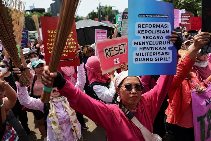 Phụ nữ Indonesia mang chổi đi biểu tình trước tòa nhà quốc hội ở thủ đô Jakarta