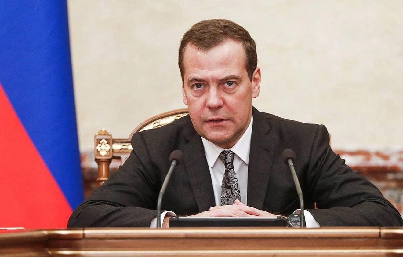 Ông Medvedev đề xuất tịch thu tài sản của hoàng gia Anh