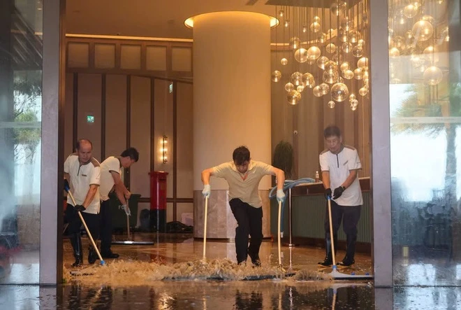 Nước cuồn cuộn quét qua khách sạn Hong Kong trong bão Ragasa