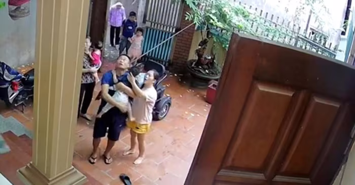 Thót tim cảnh bé trai Hà Nội rơi từ mái tôn, được hàng xóm đỡ kịp