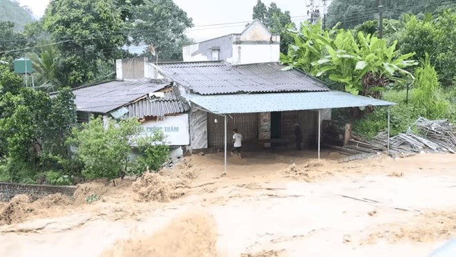 Lũ kinh hoàng ở xã vùng cao Thanh Hóa, chia cắt nhiều bản làng