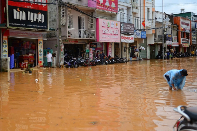 Taluy cao 3 m ở Đà Lạt đổ sập sau mưa lớn