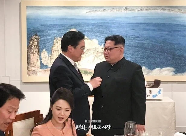 Lãnh đạo Triều Tiên Kim Jong Un bắt tay Chủ tịch Quốc hội Hàn Quốc tại Bắc Kinh