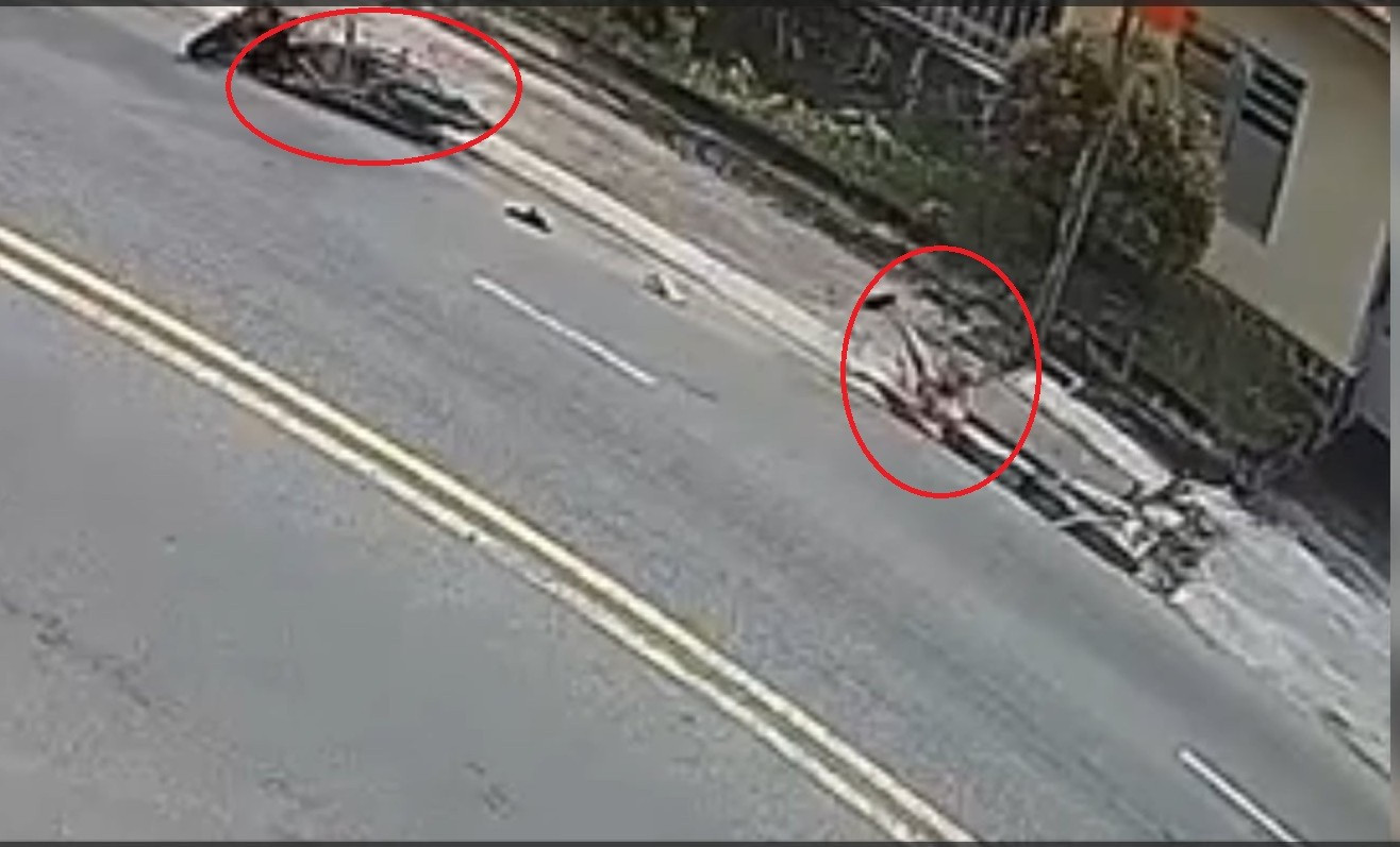 [Video] Giải cứu hai cha con đi xe máy lọt xuống cống thoát nước trên đường ở TPHCM
