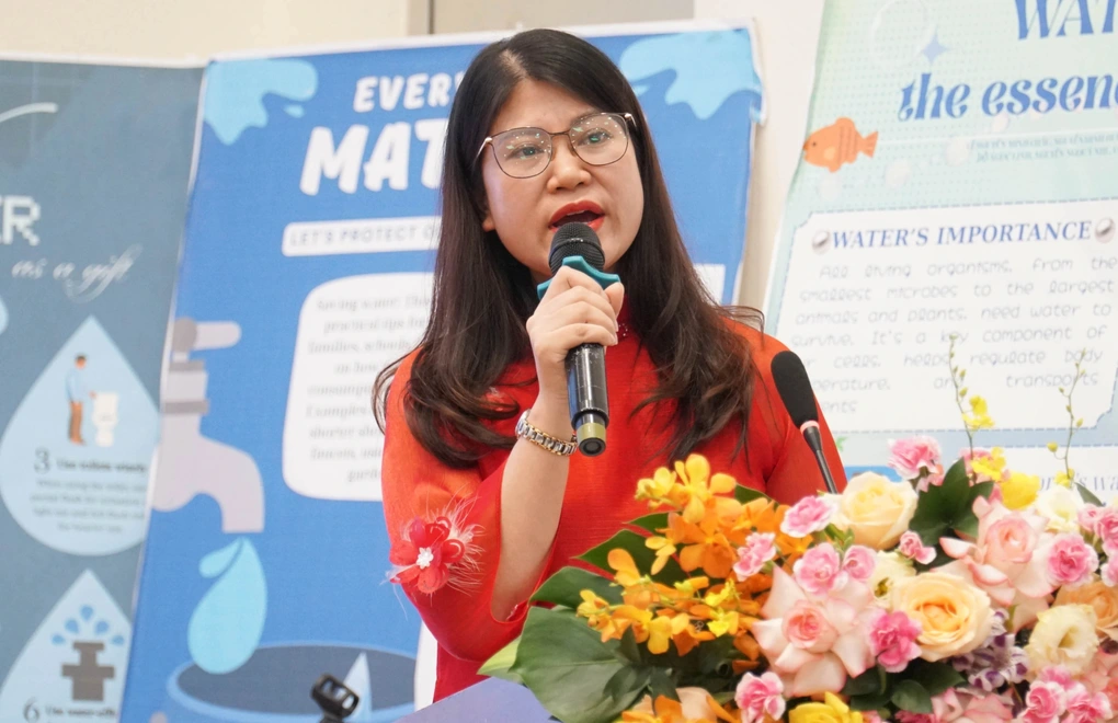 Dạy môn thể dục, văn, sử, địa bằng tiếng Anh