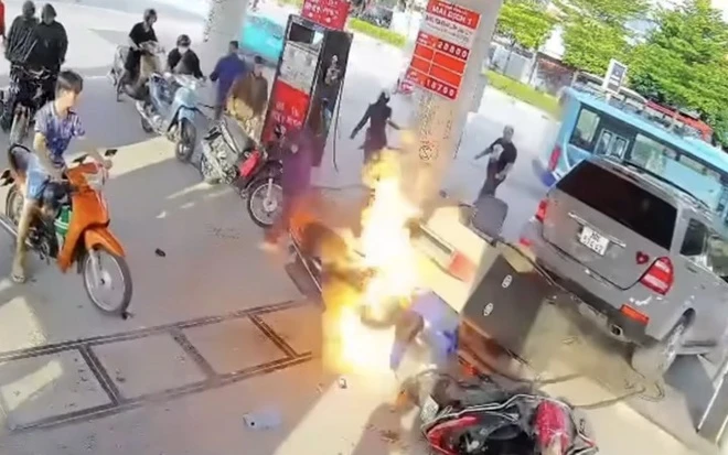 Kinh hoàng cảnh trụ bơm xăng bị xe Mercedes húc đổ, lửa bùng cháy bao trùm người và xe