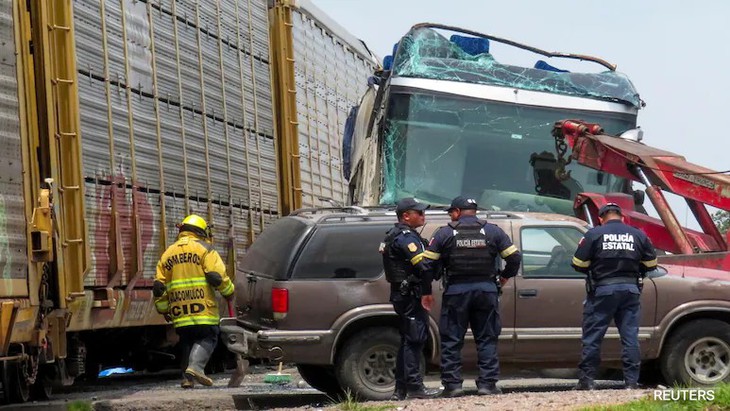 Tai nạn giao thông đường sắt nghiêm trọng ở Mexico: Tàu hỏa đâm xe buýt, hơn 70 người thương vong
