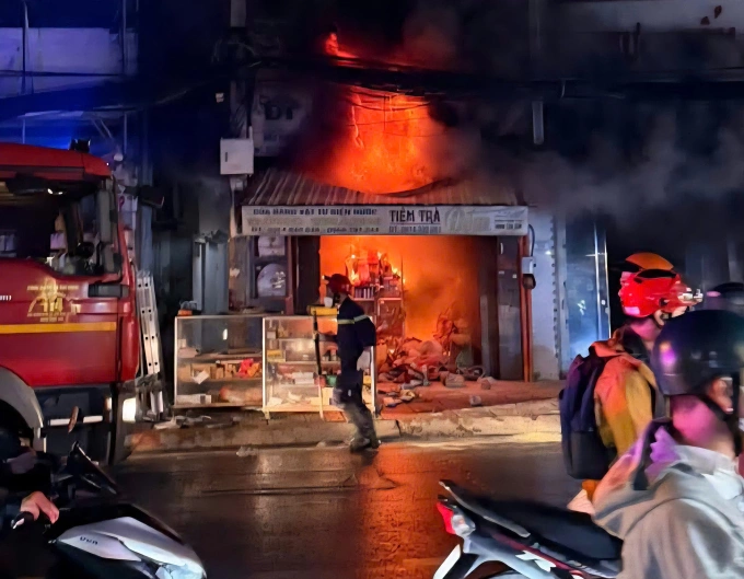 Cháy ngùn ngụt hai cửa hàng ở TP HCM