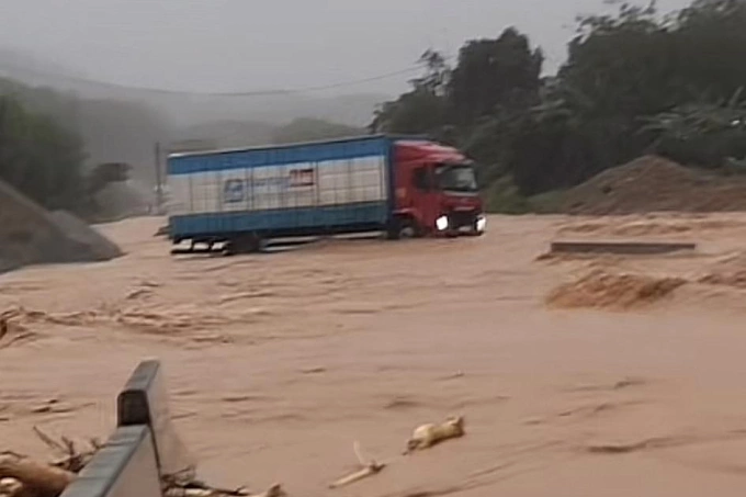 Cao tốc La Sơn - Hòa Liên ngập nước, xuất hiện vết nứt