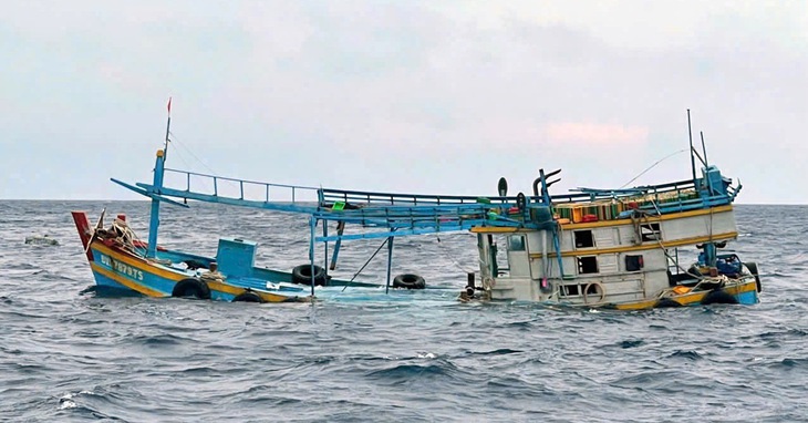 Tàu cá có 11 ngư dân bị tàu nước ngoài tông chìm ngoài khơi, thuyền trưởng mất tích