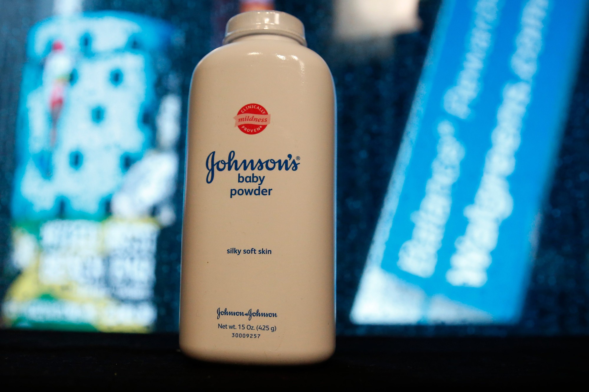 Johnson & Johnson bị tuyên bồi thường gần 25.000 tỷ đồng vì phấn rôm chứa chất gây ung thư, đối mặt hơn 67.000 vụ kiện