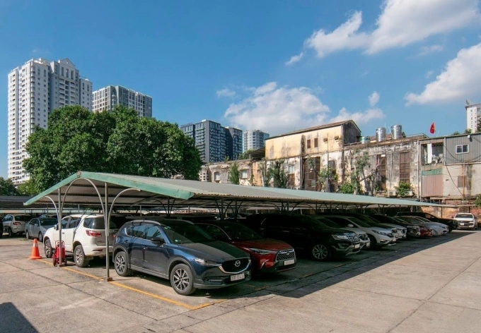 Lo lắng mưa bão gây ngập diện rộng, nhiều gia đình ở Hà Nội tìm cách bảo vệ ôtô trước khi bão Matmo đổ bộ