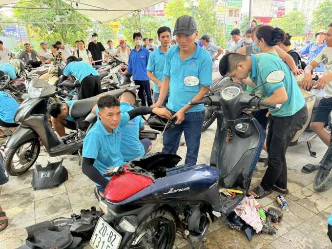 Ấm lòng 120 thợ Thanh Hóa đến Thái Nguyên sửa xe miễn phí cho người dân sau ngập