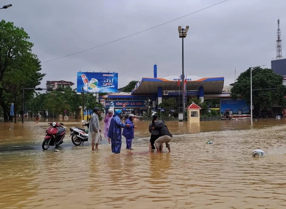 Không kịp đến bệnh viện, sản phụ ở TP Huế đẻ rơi giữa dòng lũ