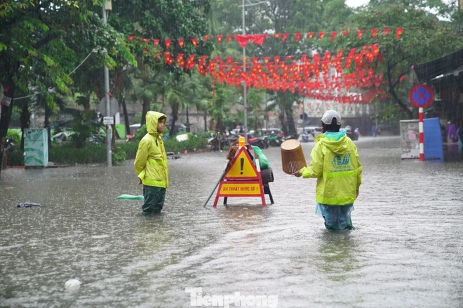 Sở Xây dựng Hà Nội xin lỗi người dân sau trận ngập lịch sử, nước thoát chậm